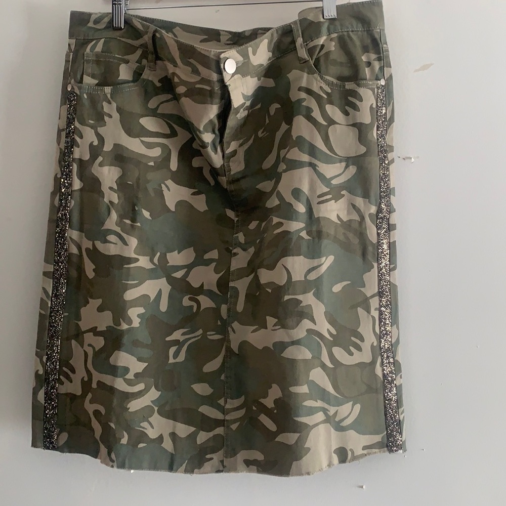 NWT LORALETTE CAMOUFLAGE SKIRT WITH STONES DOWN THE SIDE